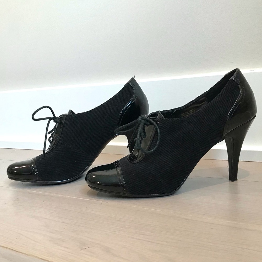 Classic Ann Marino Lace Up Heeled Oxfords - 6